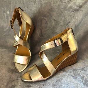 NWOT Lucky Brand Metallic Gold Wedge Sandal Sz 7